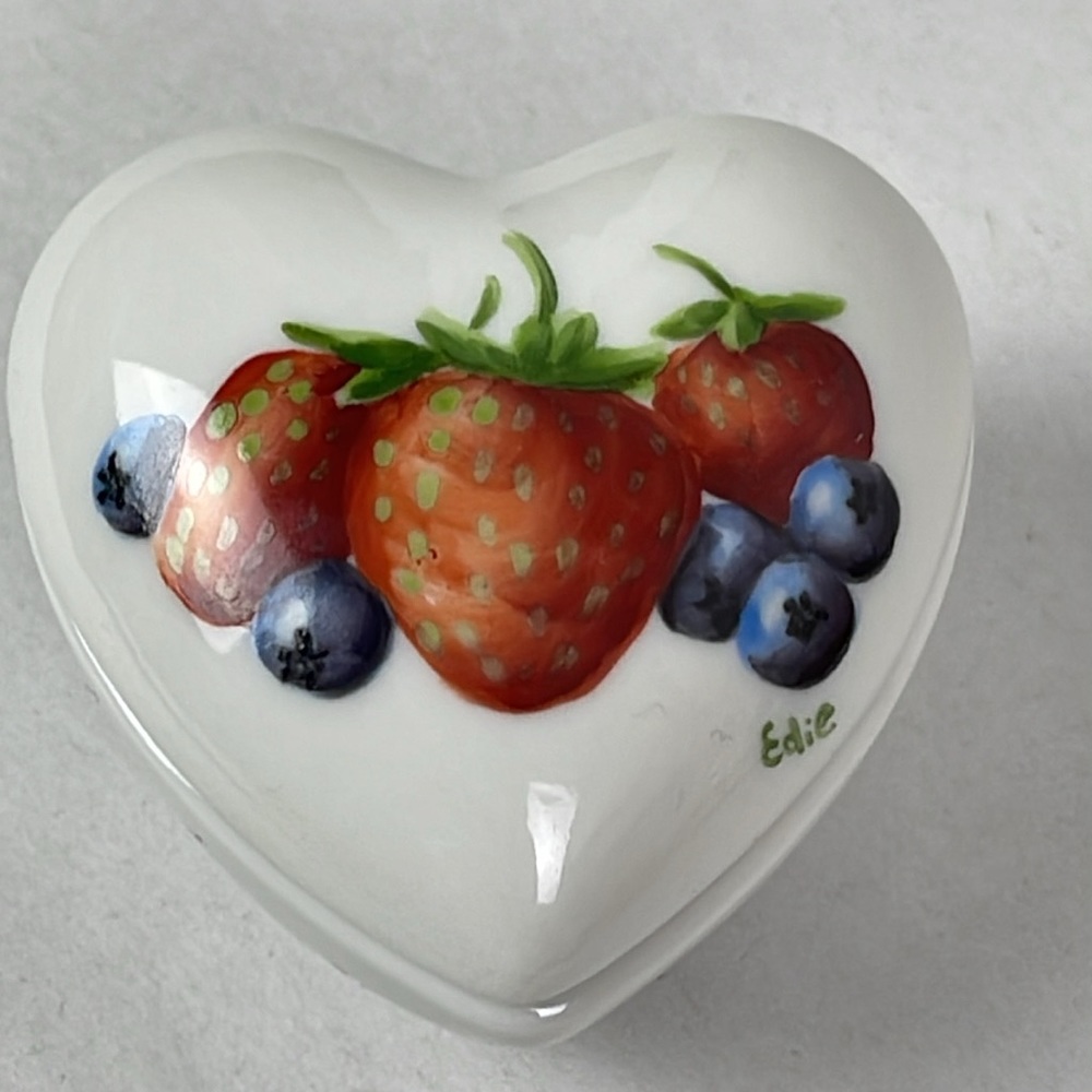 Vtg Hand Painted SIGNED Porcelain Heart Strawberry Blueberry Trinket Box Vermont